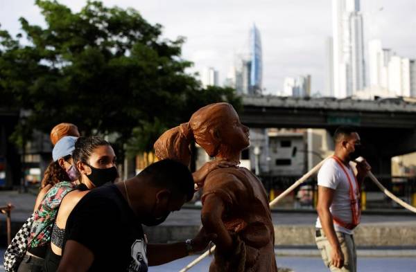 Niños de arcilla frente a la Asamblea en honor a las víctimas de abusos