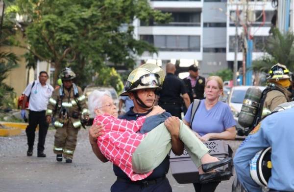 Personal del Benemérito Cuerpo de Bomberos en las labores de rescate y evacuación de las personas afectadas .