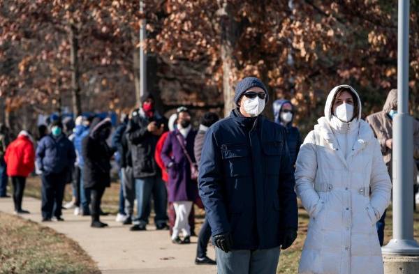 EE.UU. afronta su mayor ola de contagios confundido por las directrices sanitarias