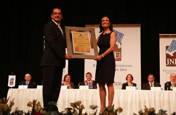 Isabel Saint Malo recibe las credenciales que la oficializan como vicepresidenta electa de la República de Panamá, la primera mujer en ese cargo en la historia del país.