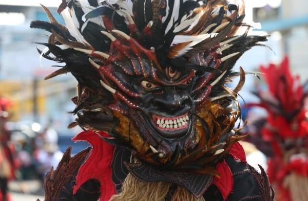Con hermosos vestidos y bailes celebran el mes de la etnia negra
