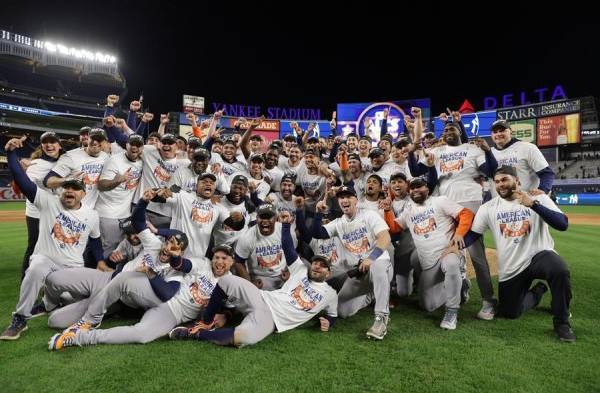 Los jugadores de los Astros celebraron anoche, en casa de los Yanquis.