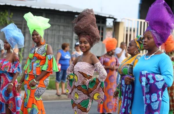 Con hermosos vestidos y bailes celebran el mes de la etnia negra