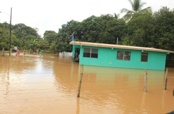 Las calles de Tonosí se convirtieron en un río.