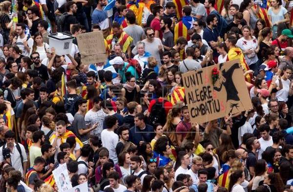 Miles de personas en España se dirigen al Parlamento tras el referéndum