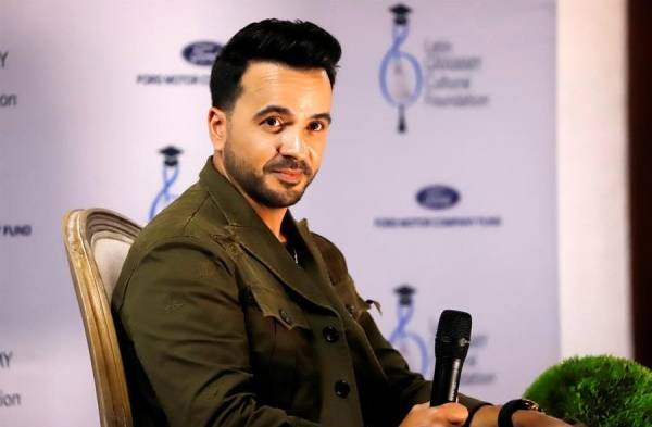 Luis Fonsi entrega instrumentos en escuela afectada por sismos en Puerto Rico