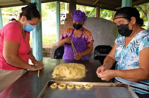 Emprenden una panadería comunitaria. ¿Será la competencia del 'pan de la arena'?