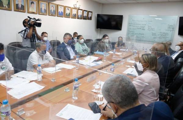 Gobierno se reúne con víctimas del dietilenglicol tras protesta en Divisa 