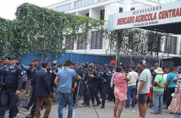 Protestan en las instalaciones del Mercado de Abastos, se oponen a traslado