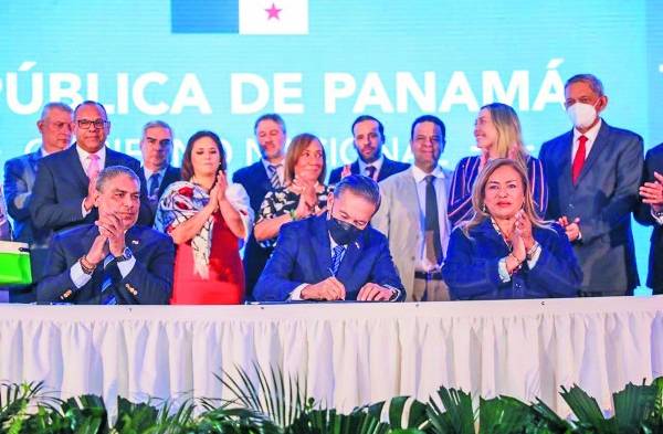 Cortizo sancionó la ley en las instalaciones del Hospital Santo Tomás (HST).