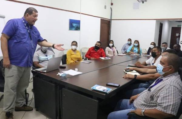 Nuevos inspectores son capacitados contra la pesca ilegal