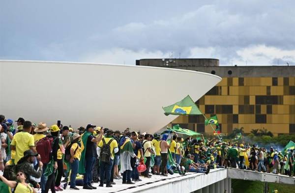 Radicales invadieron el Congreso Nacional, la Corte Suprema Federal y la sede de la Presidencia.