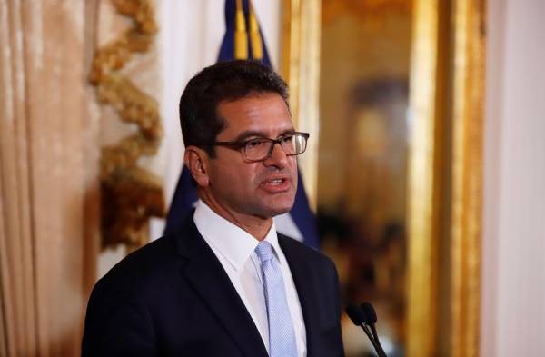 Nuevo gobernador de Puerto Rico asume su cargo pero la incertidumbre persiste