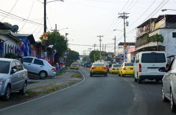 Taxistas conducen en vía contraria.