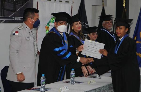 Universidad de Panamá titula a 45 nuevos profesionales de la Policía Nacional 