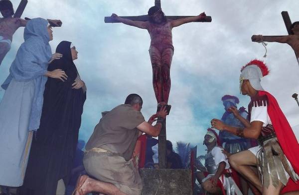 Los artistas y organizadores se las ingenian para confeccionar sus trajes y escenas, con el objetivo de dar un buen espectáculo