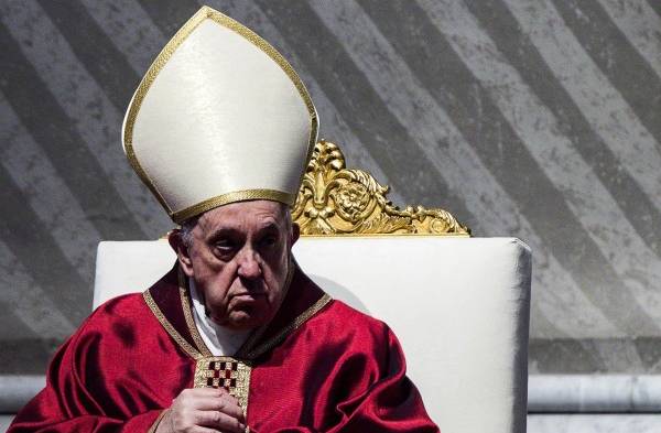 El papa preside la Pasión de Cristo sin postrarse en la basílica vaticana