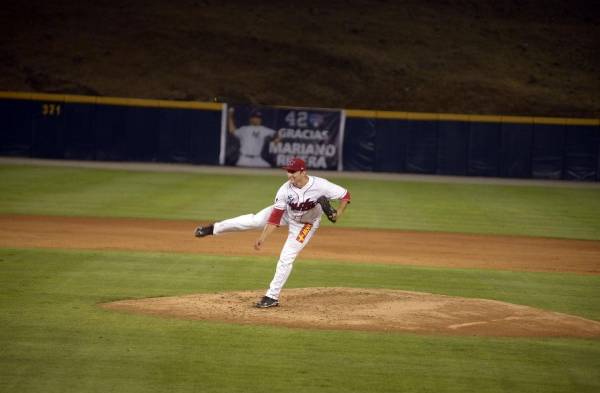Gilberto Méndez lanzando por Panamá Metro en el Rod Carew.