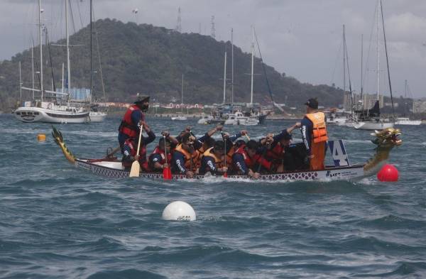 Los botes de dragón emocionan al ritmo de tambor en la Bahía de Panamá