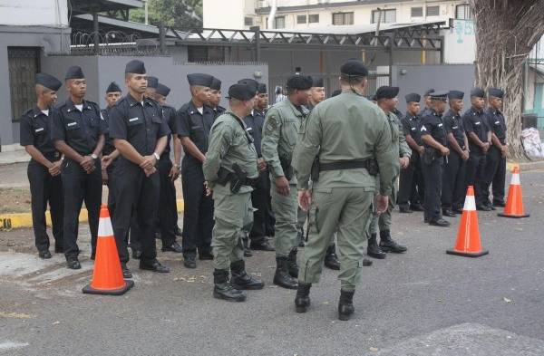 Unidades de la policía nacional tomaron control del perímetro de la sede del debate para evitar confrontaciones.