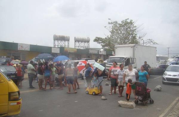Residentes de Buenavista mantuvieron cierre por 2 horas.