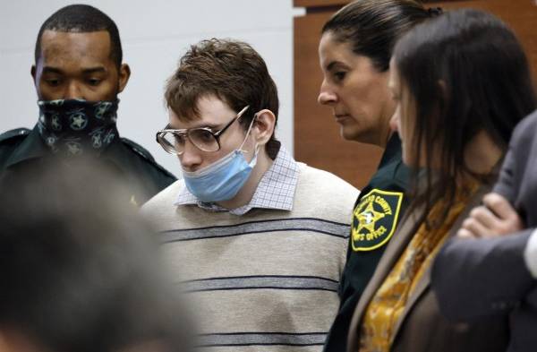 Jurado pide cadena perpetua para autor de la masacre de 17 personas en un colegio de Florida 