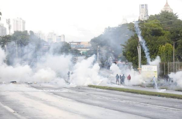 La Policía intenta despejar las vías, ante los cierres.
