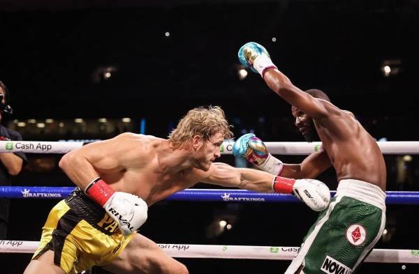 Mayweather domina a Paul en espectáculo de boxeo