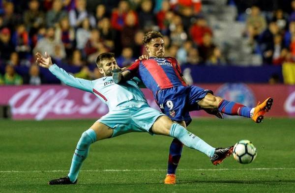 Gerard Piqué (i), disputa el balón con el delantero del Levante UD, Roger Martí Salvador.