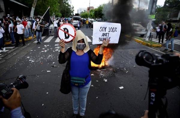Protestas en El Salvador contra Bukele y contra el bitcóin.