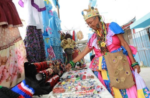 Artesana de 73 años diseña piezas que mantienen viva la cultura congo