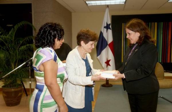 Sobrina de Lidia Sogandares entregó donación a la Biblioteca Nacional.