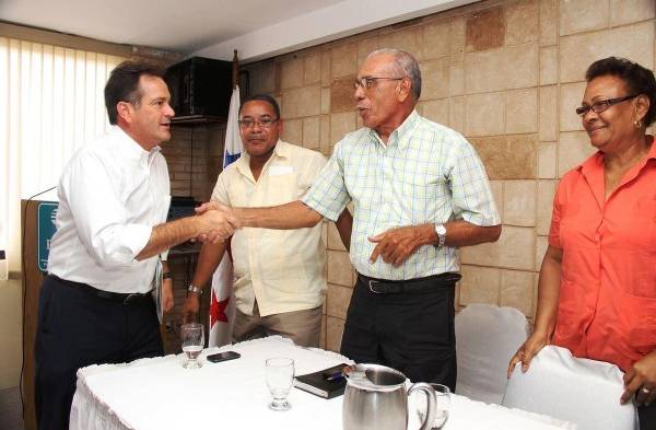 Navarro se reunió ayer con grupos sindicalistas.