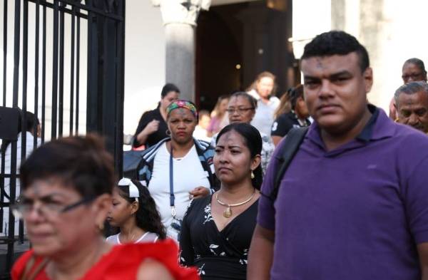 Feligreses acuden a la Basílica Don Bosco a recibir la imposición de cenizas
