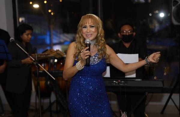 Flor Lizondro rinde tributo al maestro guna Marden Paniza, a un año de su muerte