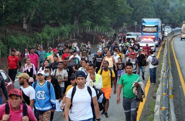 Migrantes centroamericanos caminan cerca al municipio de Huixtla, estado de Chiapas (México), en una fotografía de archivo.