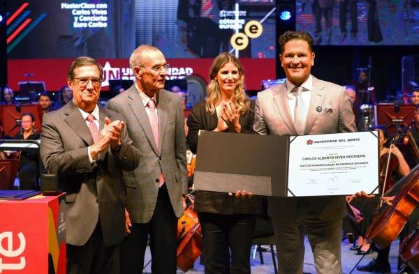 Carlos Vives recibe un doctorado honoris causa en Ciencias Sociales en Colombia