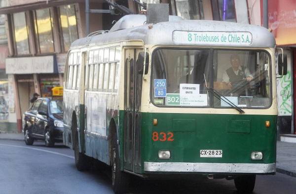 Se controla la salida de los autos viejos.