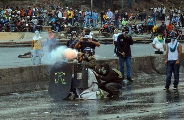 Manifestantes se enfrentan con la Policía Nacional.