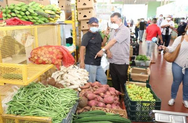 Intermediarios abusan de productores y consumidores