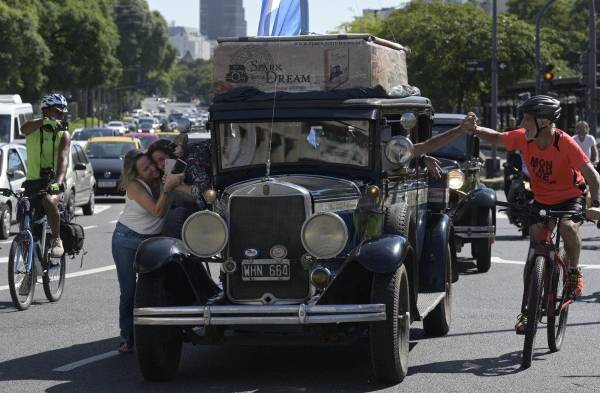En un auto de 1928, familia argentina llega a casa tras 22 años de viaje