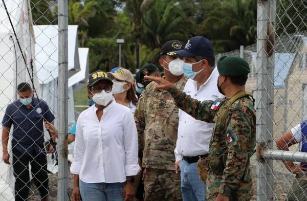 Una fotografía de archivo muestra a las autoridades realizando un recorrido por la Estación de Recepción de Migrantes en San Vicente, Darién.