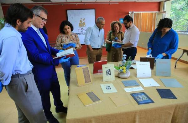 Biblioteca Nacional exhibe el archivo personal del pintor panameño Julio Zachirsson 