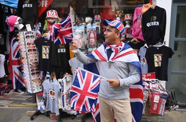 Una persona ofrece recuerdos de la bandera de la Unión a la venta en una tienda en Windsor, en Gran Bretaña, este 12 de septiembre.