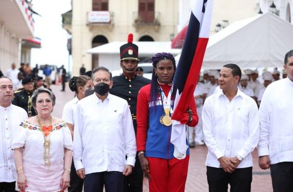 ¡119 años de vida republicana! Deportista Atheyna Bylon, abanderada de este 3 de noviembre