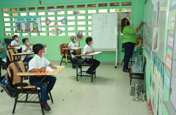 Más de 800 mil alumnos reanudan las clases este lunes luego del receso