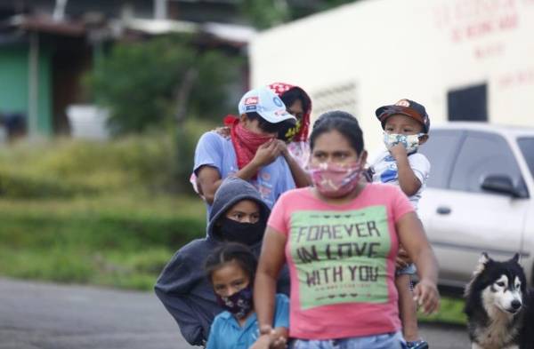 Personal de salud realiza hisopados de casa en casa en Loma Cová, de Arraiján