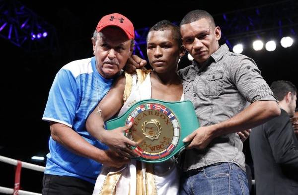 Carlos Ortega (d) y Leroy Estrada (c) junto a su entrenador Gustavo Cervantes.