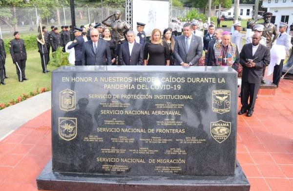 Develan monumento con simbolismo patriótico en honor a fallecidos de la Fuerza Pública, por el covid-19