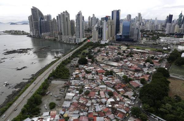 Fotografía del barrio de Boca La Caja y los edificios de Punta Pacífica, el 9 de julio de 2022, en Ciudad de Panamá (Panamá).